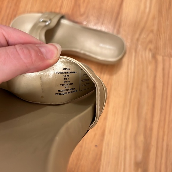 Land’s End Gold Sandals - Picture 8 of 8